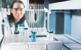 Basic research in Darmstadt: Cultivating of protein crystals via robot (photo)
