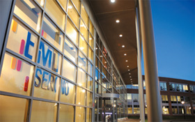 Architekturfoto des EMD Serono-Geb&auml;udes in den USA (Foto)