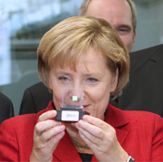 Faszinierende OLED-Technologie &ndash; auch f&uuml;r die deutsche Bundeskanzlerin Angela Merkel. (Foto)