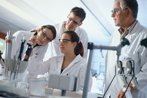 Attracting and developing employees | The vocational training of young people is especially important to us. (Picture)