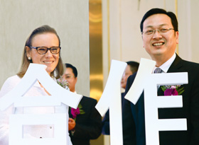 Garijo bei der feierlichen Vertragsunterzeichnung f&uuml;r den neuen Produktionsstandort in Nantong (Foto)