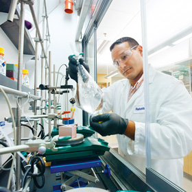 Merck-Millipore Laborarbeiter (Foto)