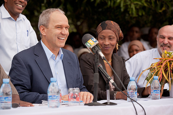 Karl-Ludwig Kley, Chairman of the Executive Board, and Sira Mamboya, Deputy Minister of Health of Zanzibar. (Picture)