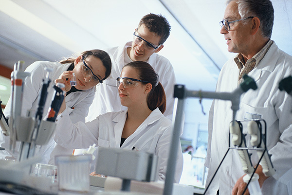 Attracting and developing employees | The vocational training of young people is especially important to us. (Picture)