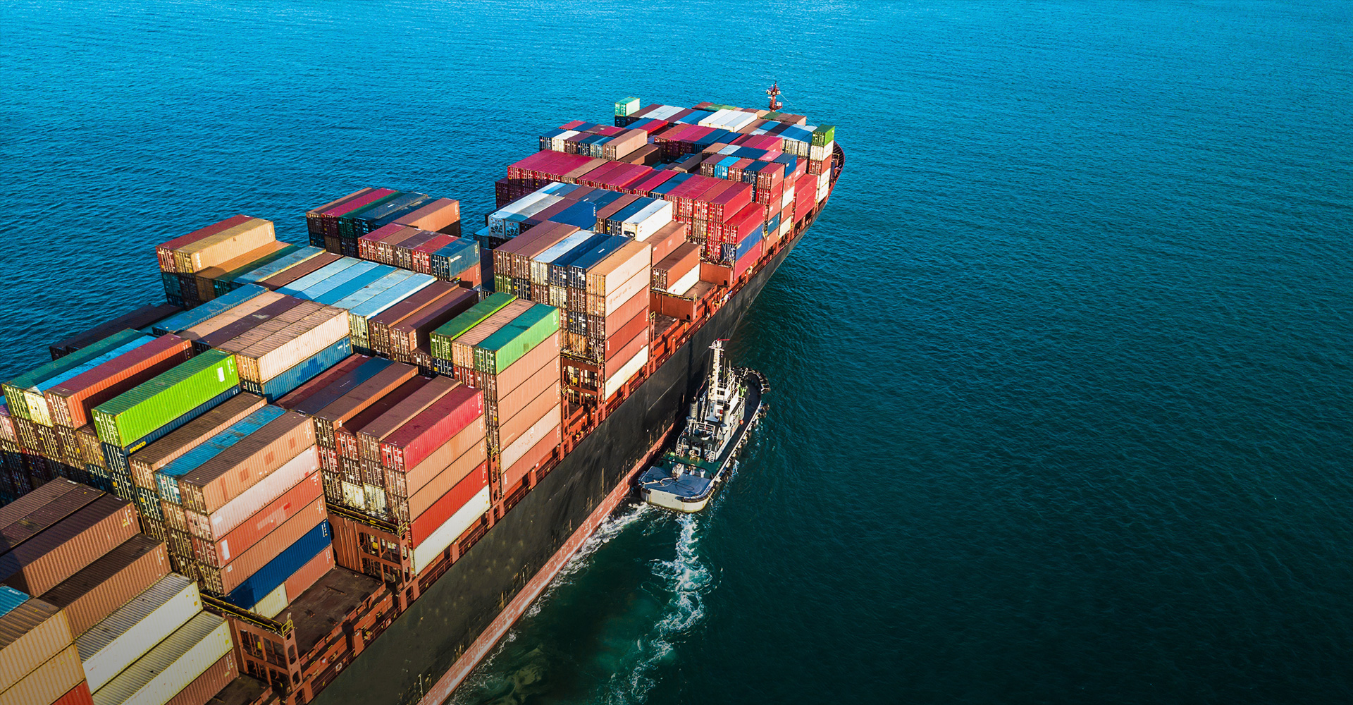 Frachtschiff mit Containern (Foto)